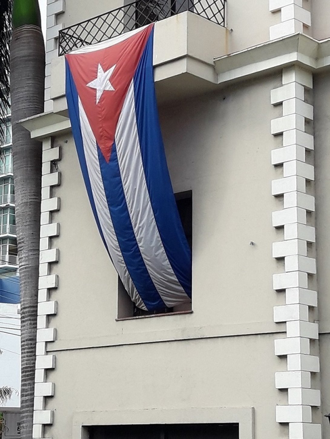 Un balcón se traga la bandera