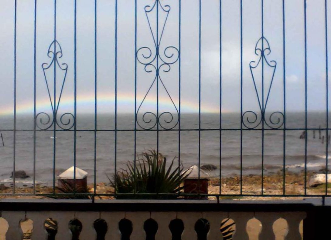 Arcoiris sobre el mar en la ventana. Foto: Frank Castell