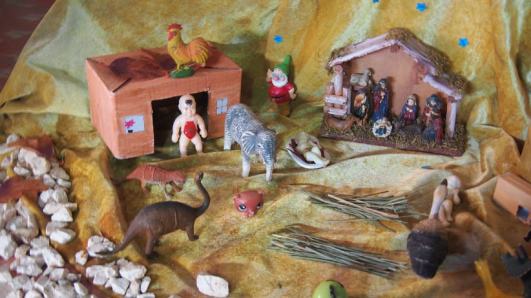 El improvisado Nacimiento de María Fernanda, con dinosaurios y otros juguetes