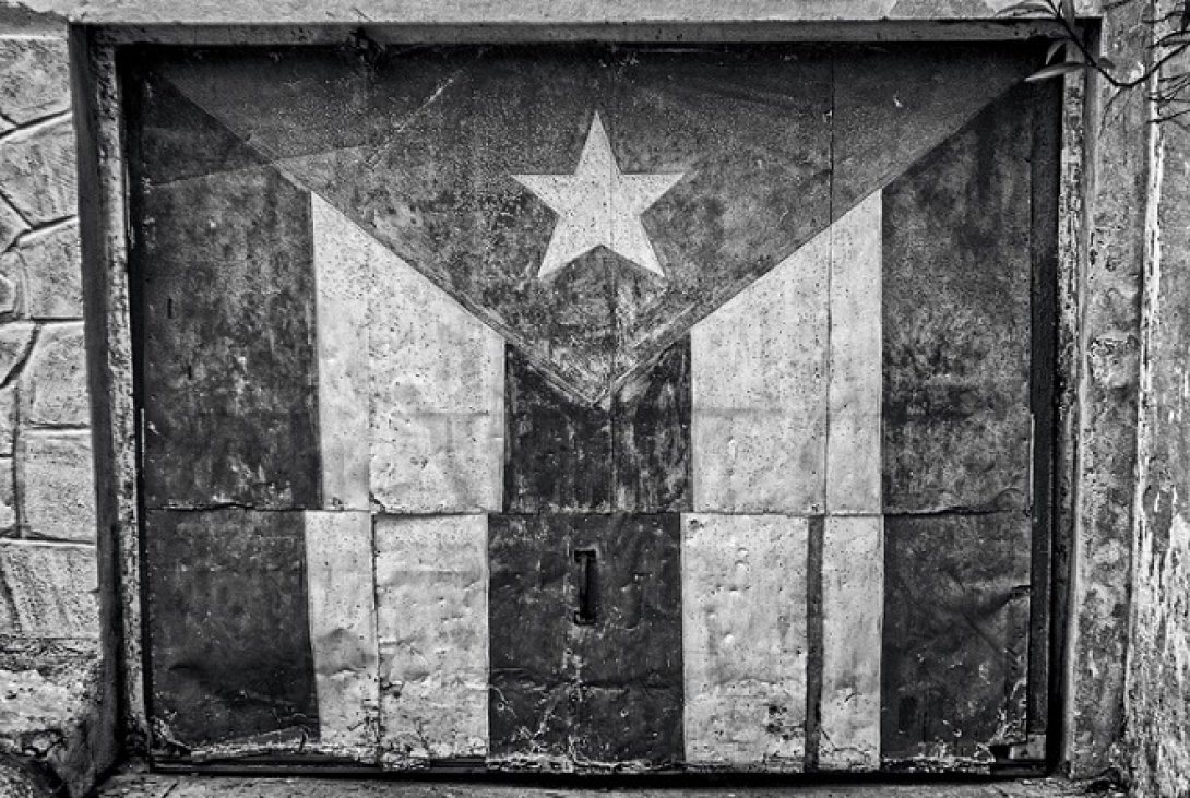 Bandera cubana en garaje
