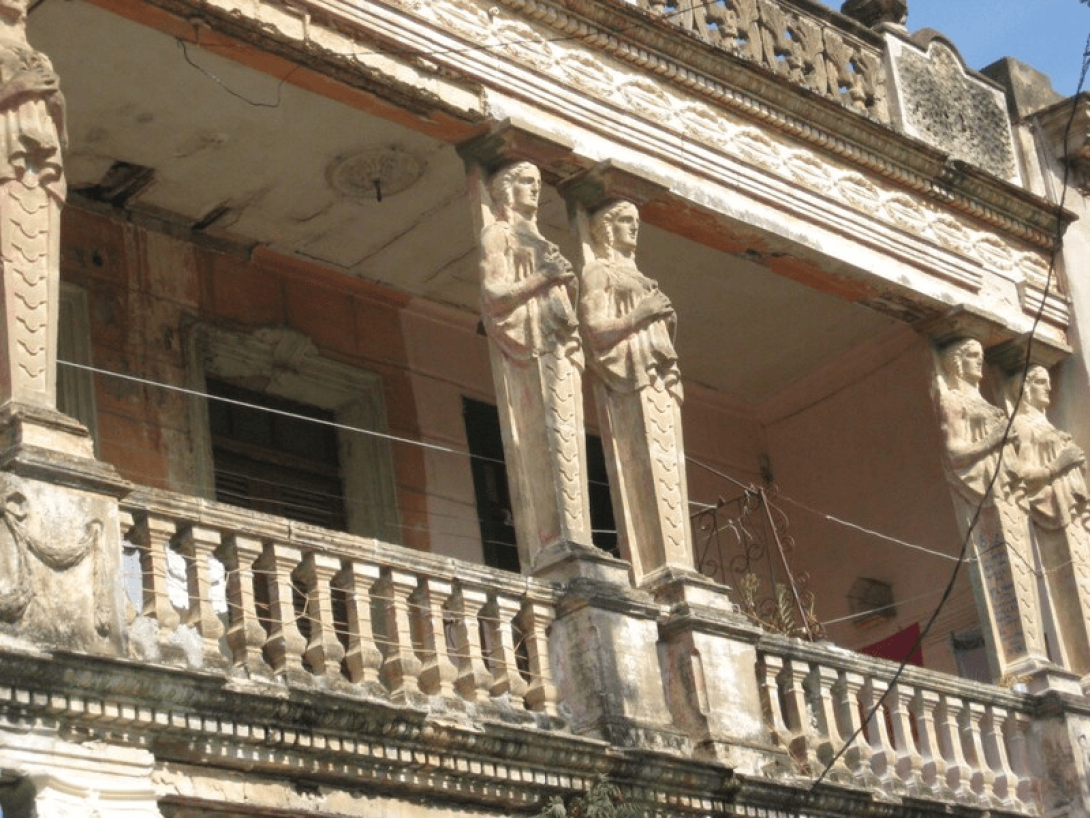 Cariátides: columnas con forma de figuras femeninas en edificio deteriorado en Camaguey.