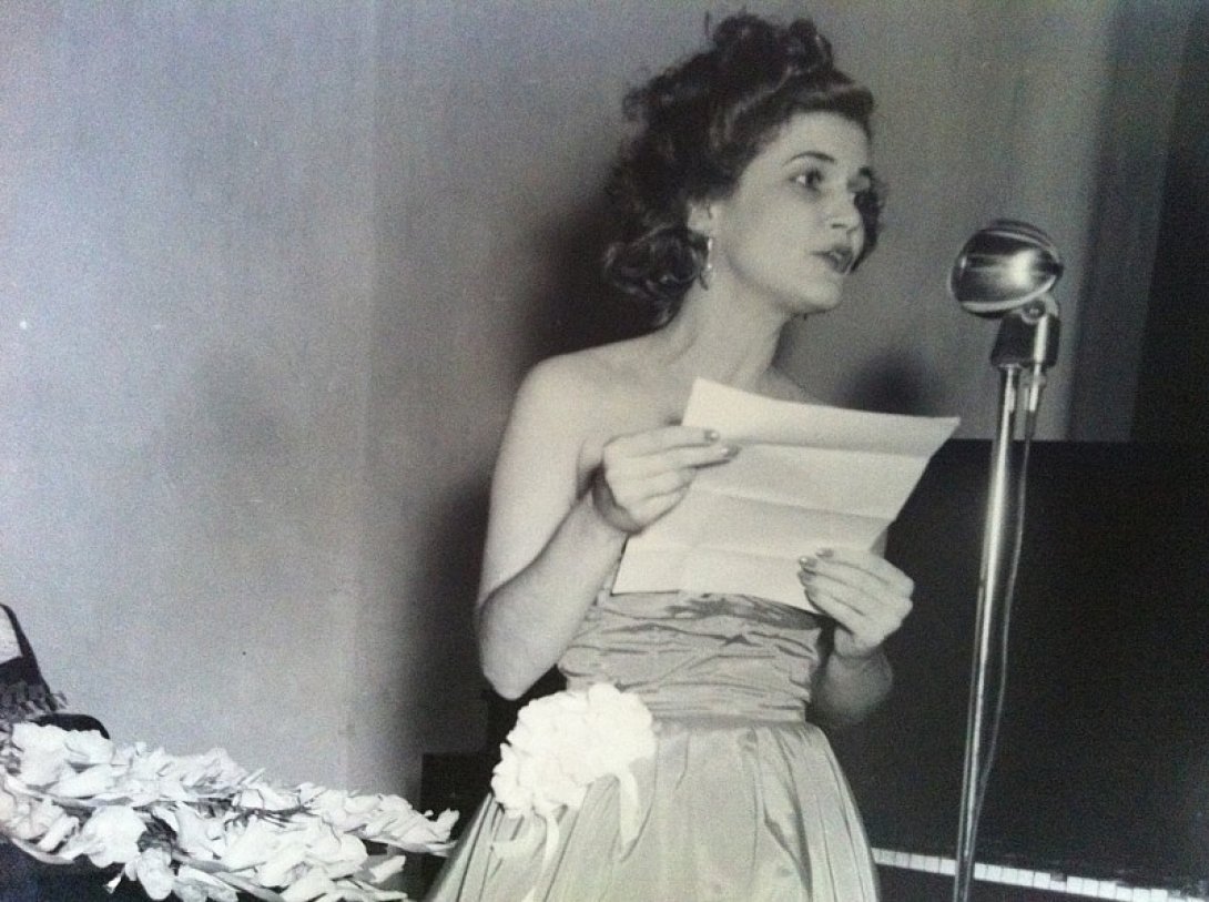 Carilda Oliver Labra declama en 1945