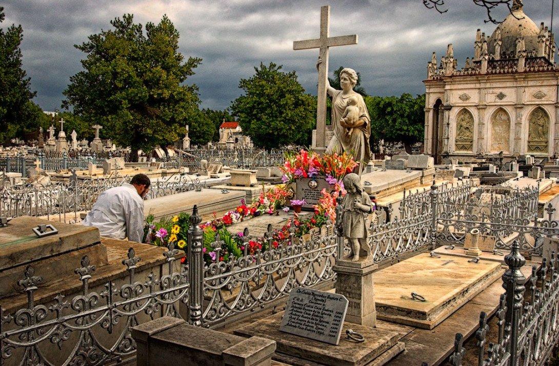 Tumba de La Milagrosa en el Cementerio Colón