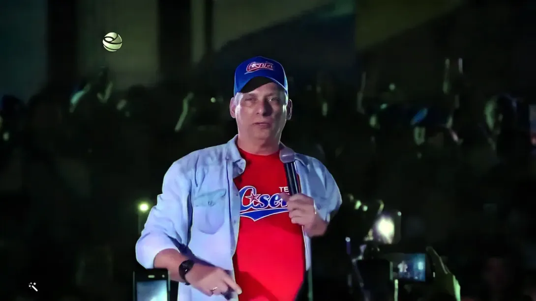 Miguel Díaz-Canel usando el uniforme del equipo Cuba en un acto de propaganda electoral.