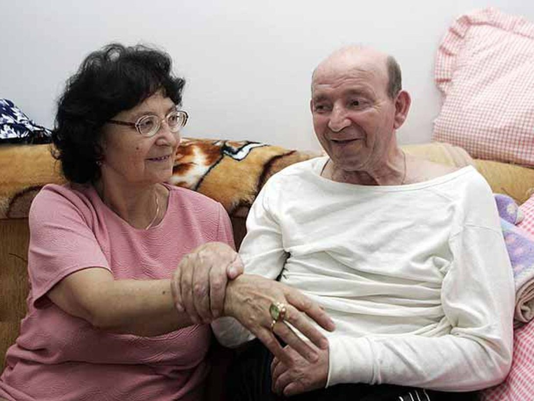 Jan Grzebski, paciente que tuvo parálisis durante 19 años, y su esposa Gertruda.
