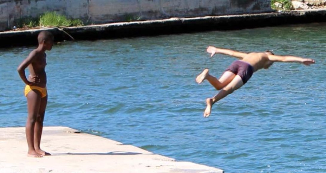 Niño lanzándose al mar. Foto: Francis Sánchez