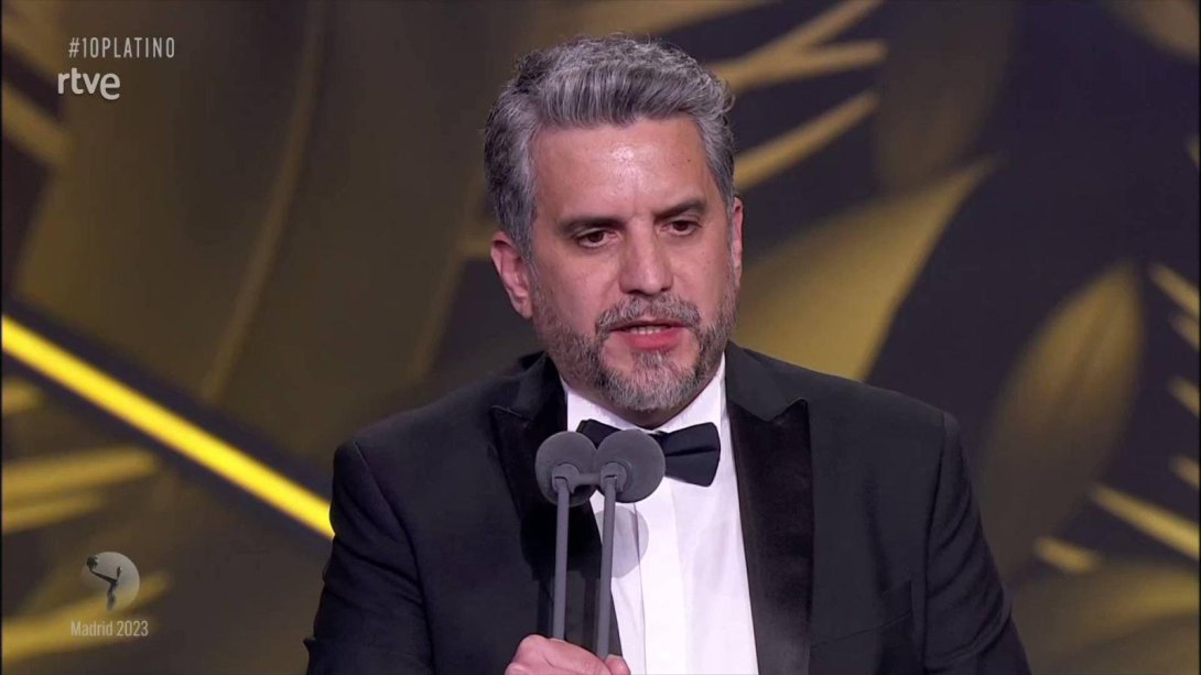 El cineasta cubano Pavel Giroud tras recibir el Premio Platino a Mejor Documental.