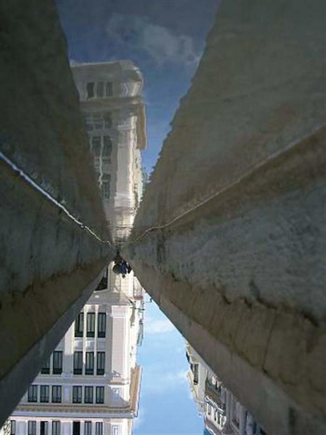 Edificio reflejado en el agua