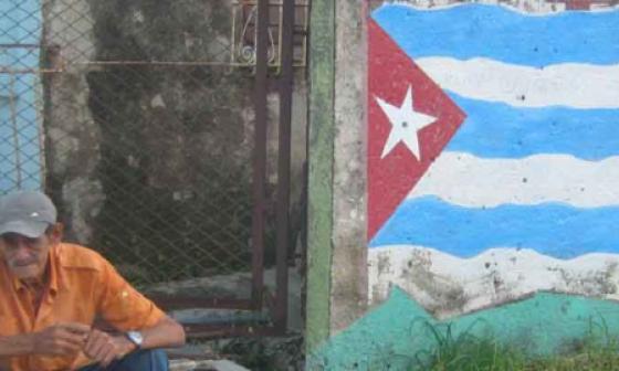Bandera cubana pintada en la pared. Foto de Francis Sánchez
