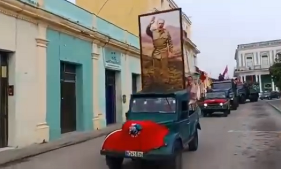 Pasean foto de Fidel por las calles de Cuba.