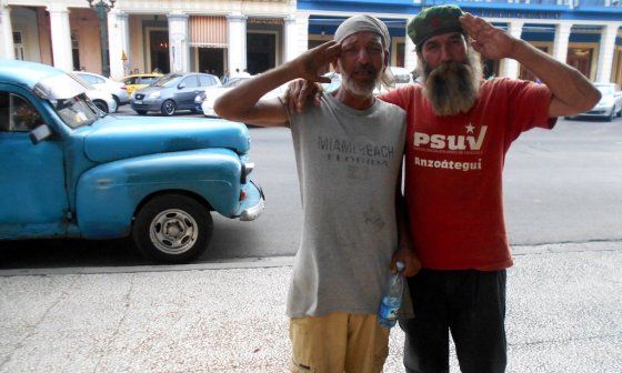 Dos cubanos con barba y boinas.
