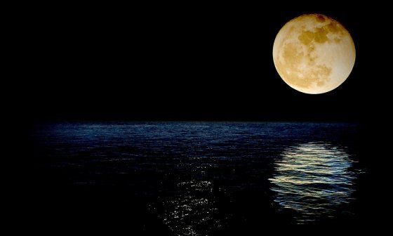 Imagen de la luna sobre el mar.