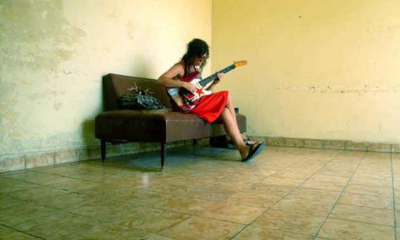 Lía tocando guitarra. Foto: Lía Villares