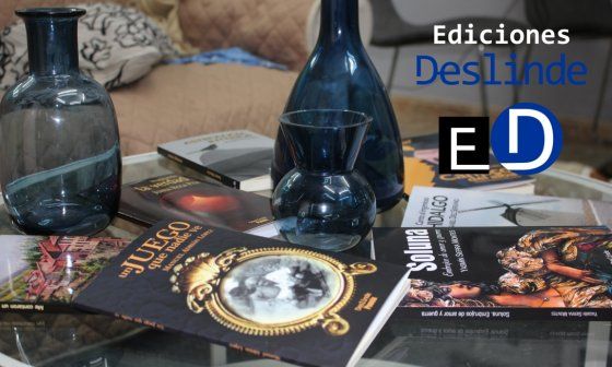 Libros de ediciones deslinde sobre una mesa y logotipos de la editorial