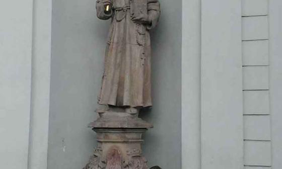 Mendigo ante estatua. Foto: Francis Sánchez