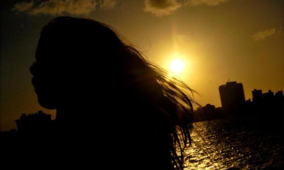 Mujer frente al mar en La Habana. Foto: Frank Ernesto Carranza