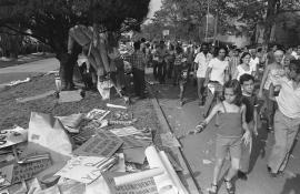 Niños al final de un "acto de repudio" en los años 80 en Cuba.