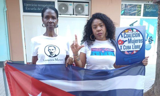 Oraisa Estrada y otra cubana integrante del Partido Nacionalista Cubano. En Valencia, España, 21 de mayo de 2025.