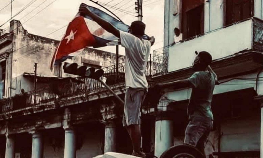 11J. Protestas del 11 de Julio de 2021. El niño de la bandera. Patrulla volcada. Elías Rizo León