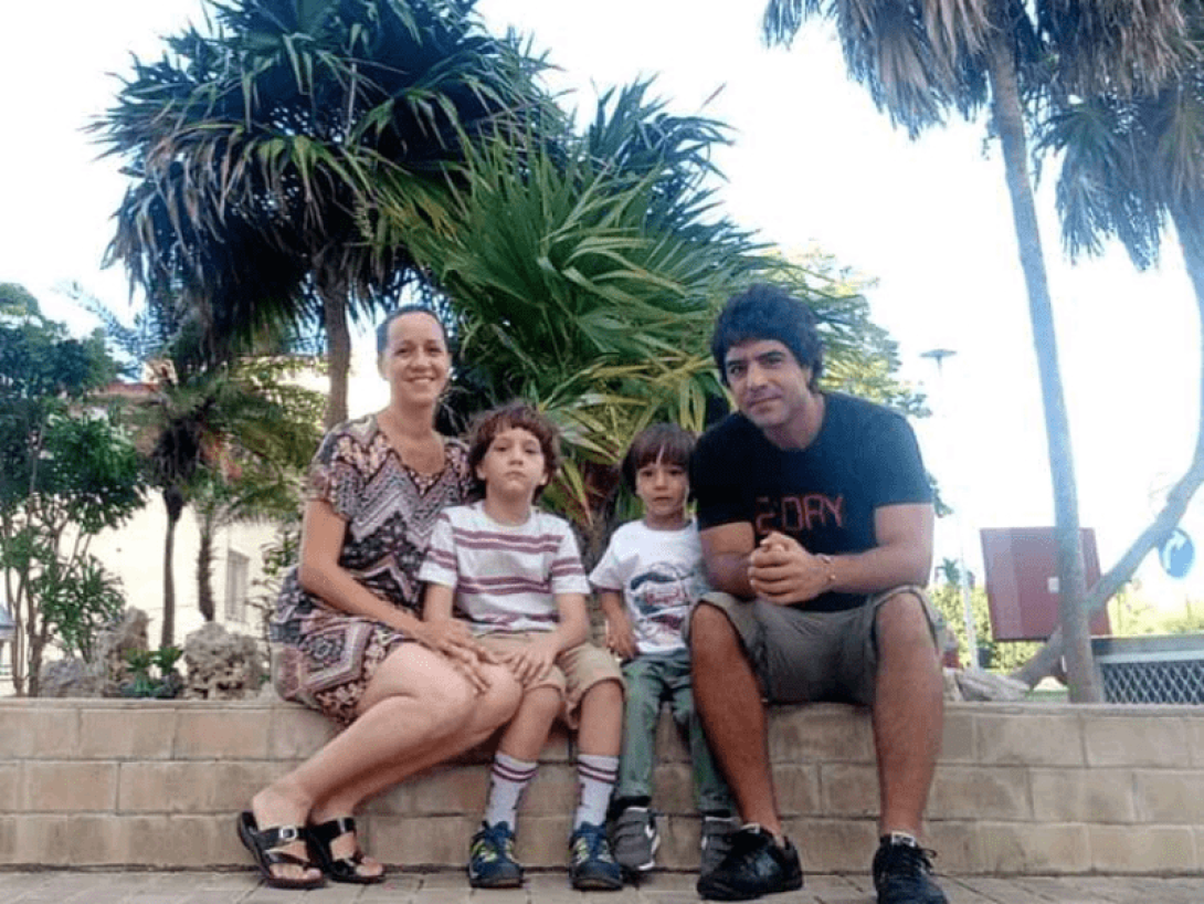 Liliam Ojeda junto a sus dos hijos y su esposo.