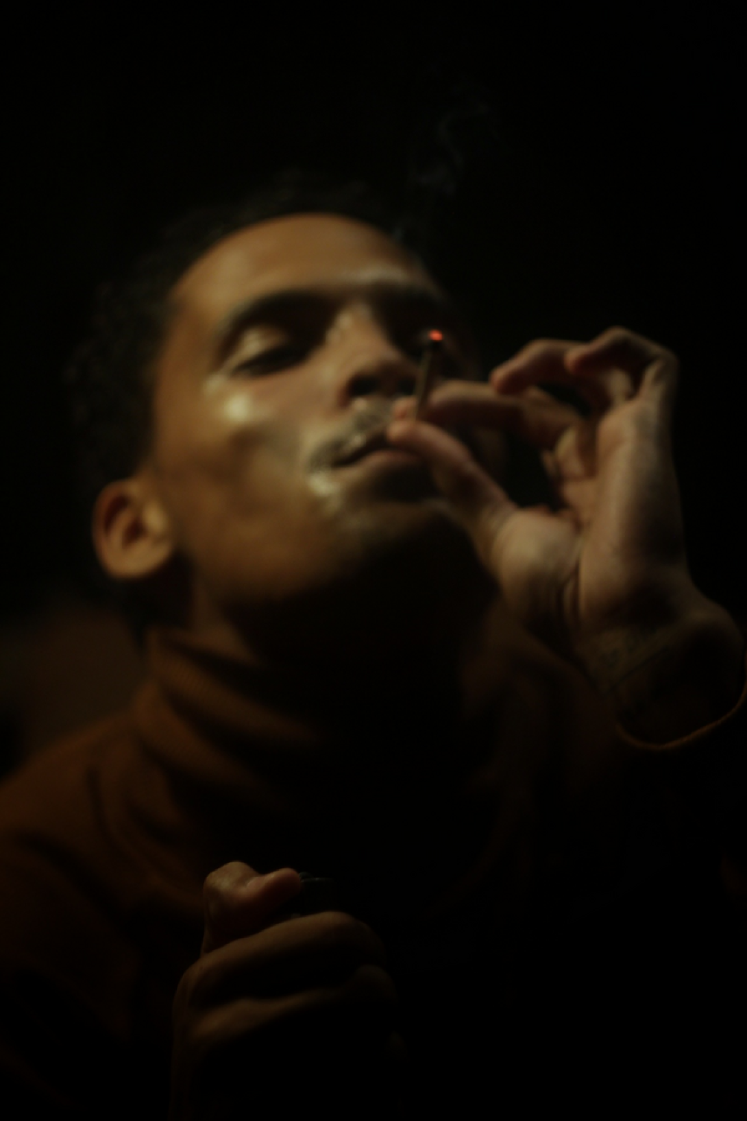Actor fumando un porro.