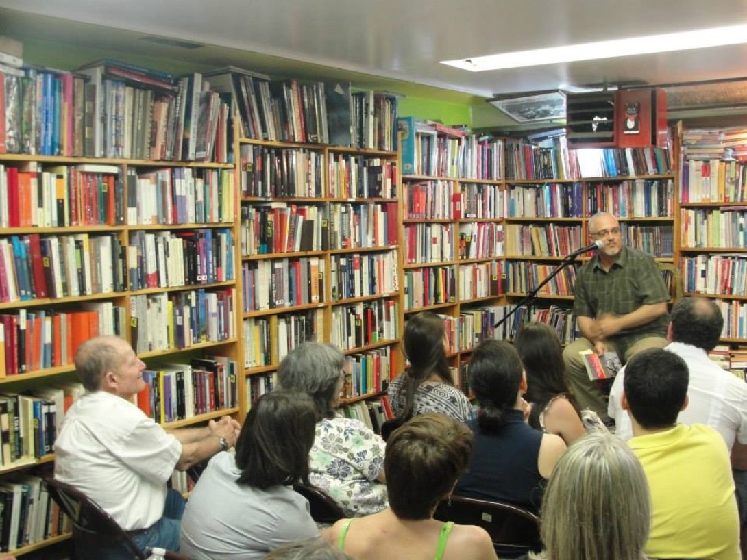 Enrique del Risco en Madrid durante la presentación de su novela "Turcos en la niebla", ganadora del premio "Fernando Quiñones".