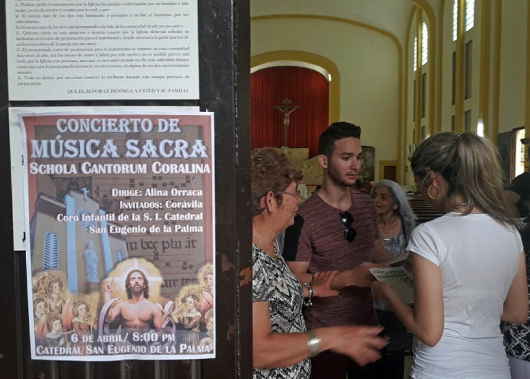 En la catedral de Ciego de Ávila un cartel anuncia el concierto de la Schola Cantorum Coralina