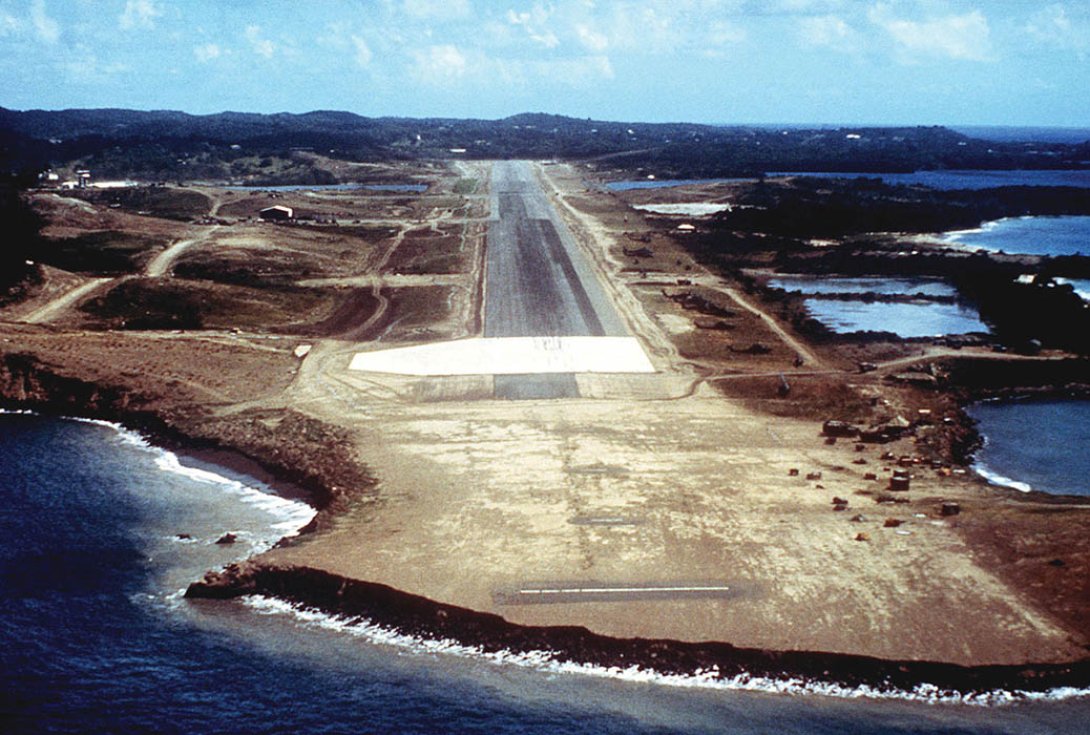 Aeropuerto de Punta Salinas, Granada, octubre de 1983.