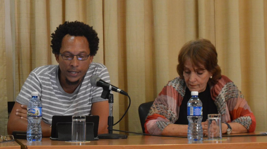 Ahmel Echevarría junto a Margarita Mateo Palmer, Premio Nacional de Literatura.