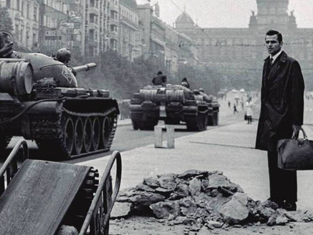 Primavera de Praga, 1968: Un hombre de traje en la calle en medio de tanques de guerra.