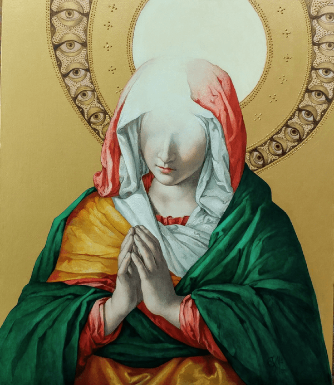 Santa Lucía con las manos en señal de oración.