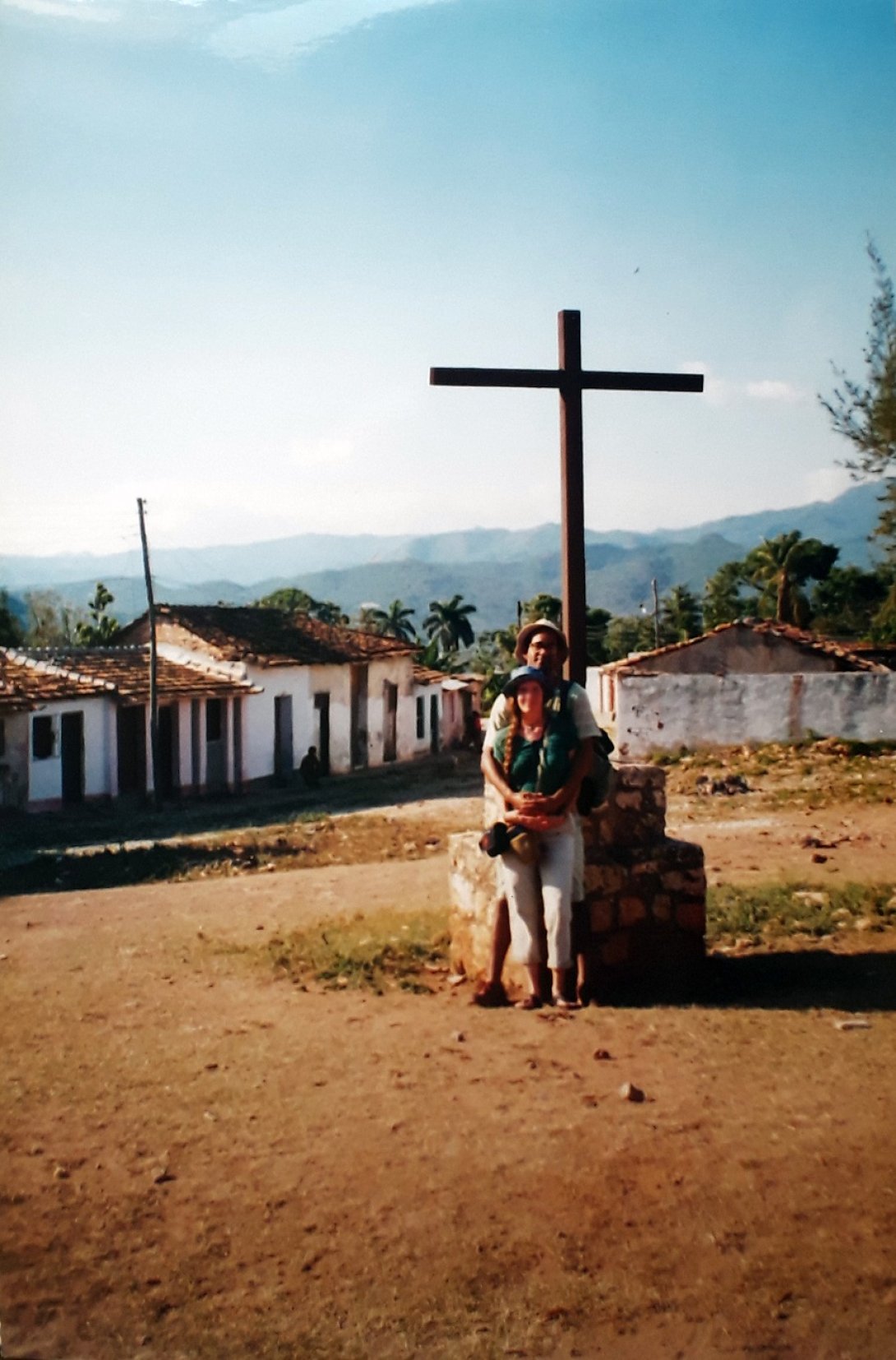 3-Amilkar y Svetlana en la Plazuela de las Tres Cruces.
