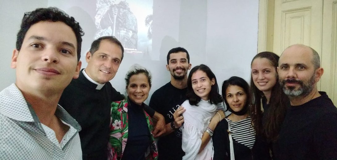 Yoe Suárez (izquierda) junto a participantes en el estreno del documental “Cuba crucis” en Camagüey, 15 de diciembre de 2021.