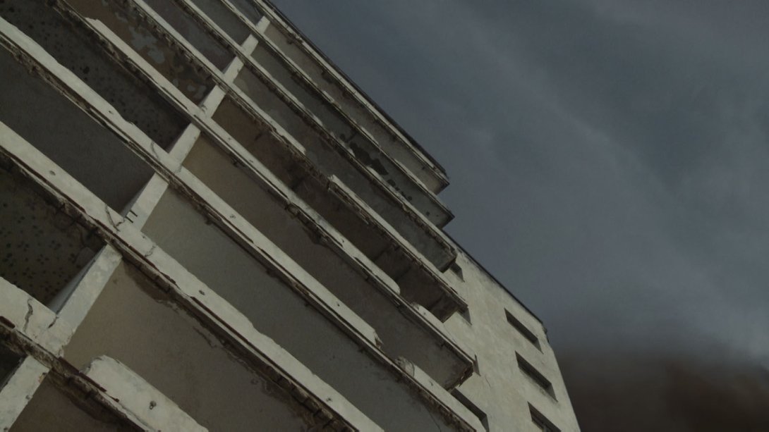 Edifico Riomar desde la planta baja (Fotograma de "Corazón Azul"). Foto: cortesía del entrevistado
