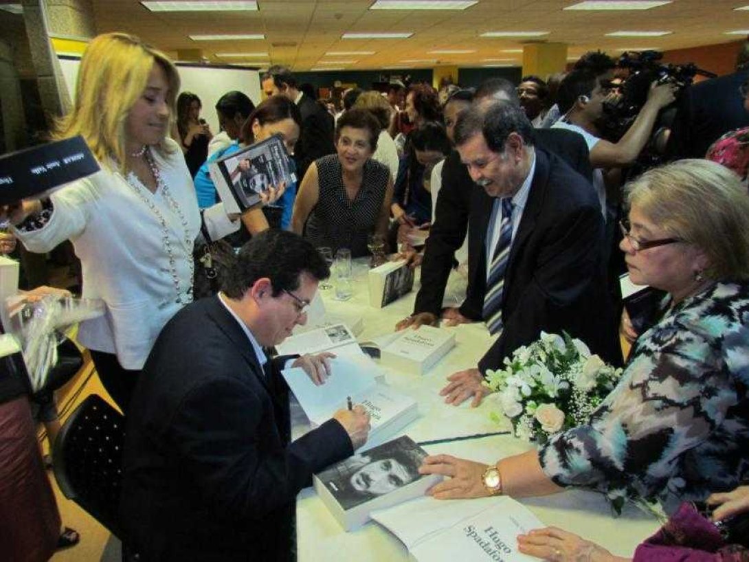 Amir Valle firmando libros Biblioteca Nacional de Panamá, 2013