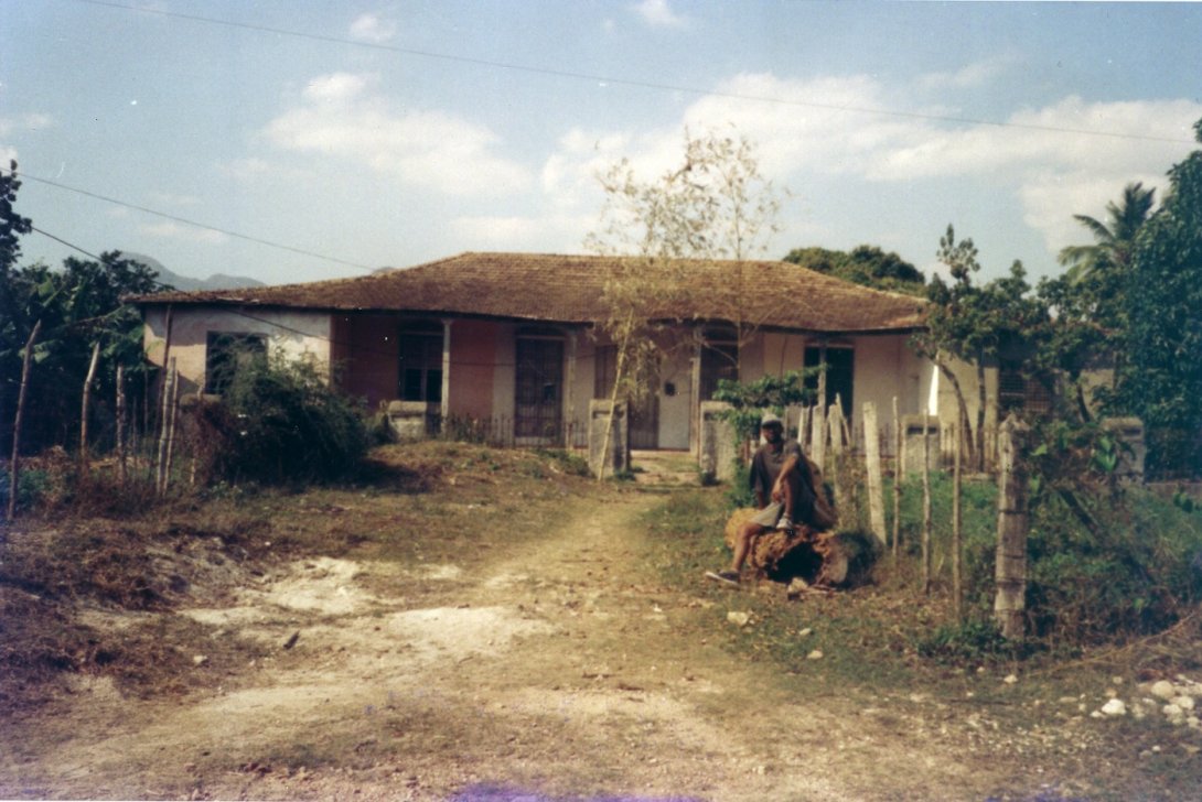 5-Amilkar frente a la casa de vivienda de la hacienda El Papayal.