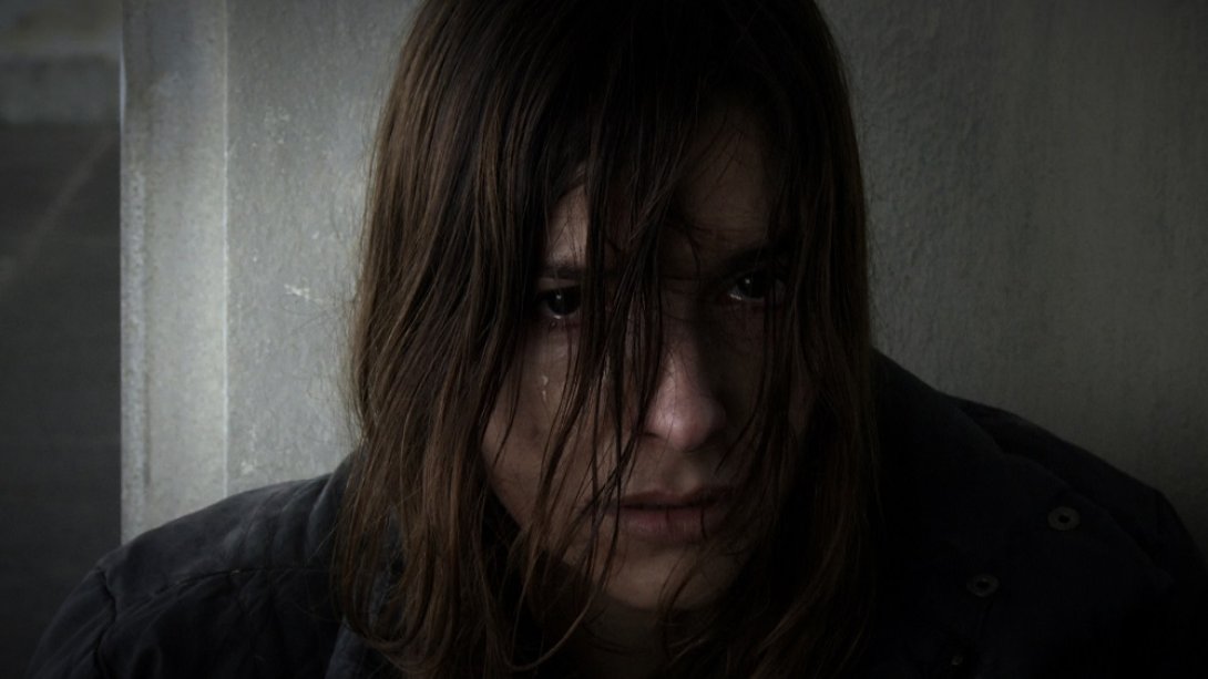 Fotograma de Lynn Cruz como Elena en Corazón azul.