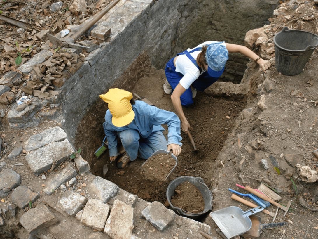 Personas haciendo trabajo arqueológico. 
