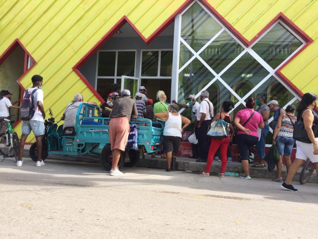 Cubanos esperan ante una de las nuevos mercados en MLC