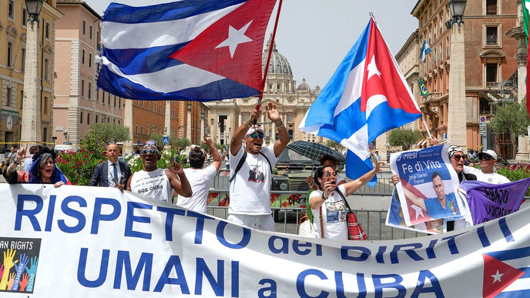 Protestas del exilio cubano durante la visita de Díaz-Canel al Vaticano en 2023.