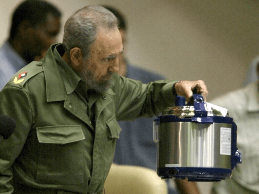 Fidel sosteniendo una olla de cocina. 
