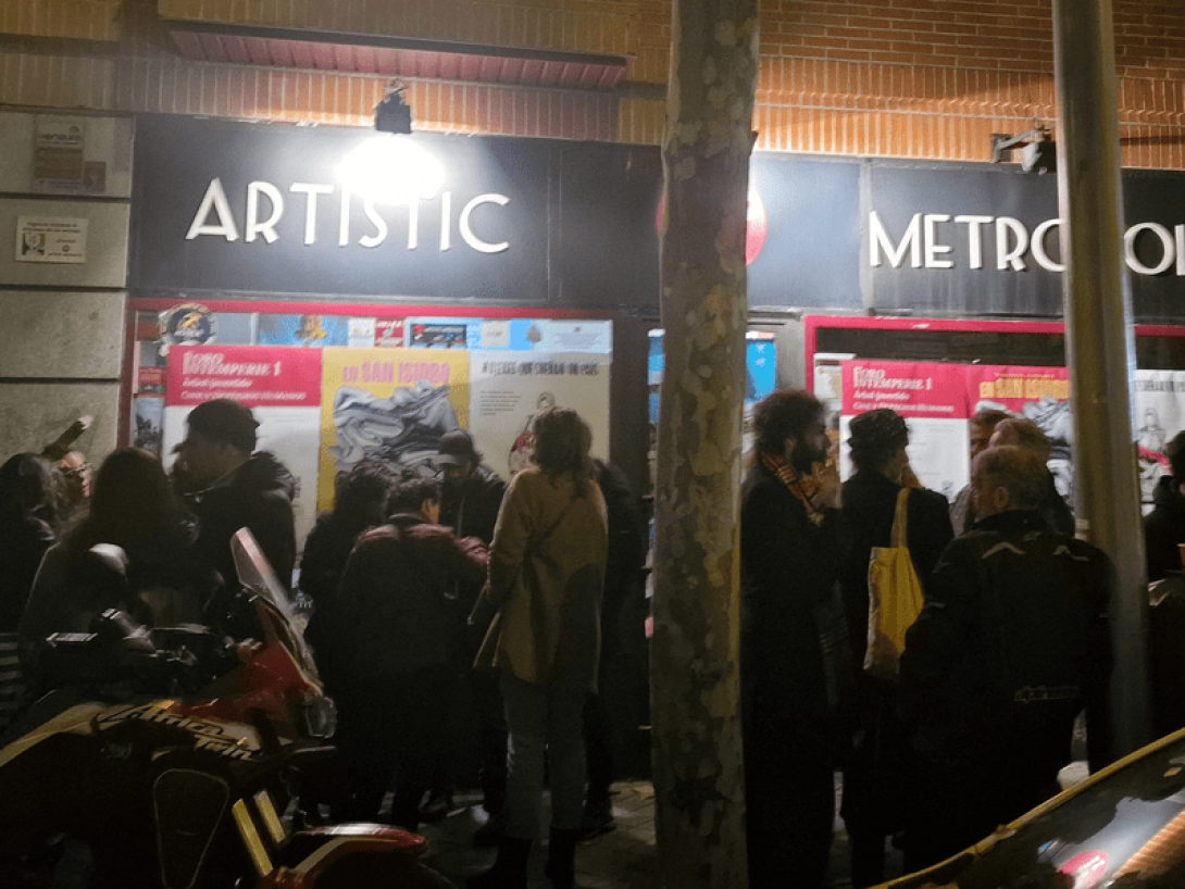 Público asistente al Foro Intemperie fuera del Artistic Metropol, en Madrid.
