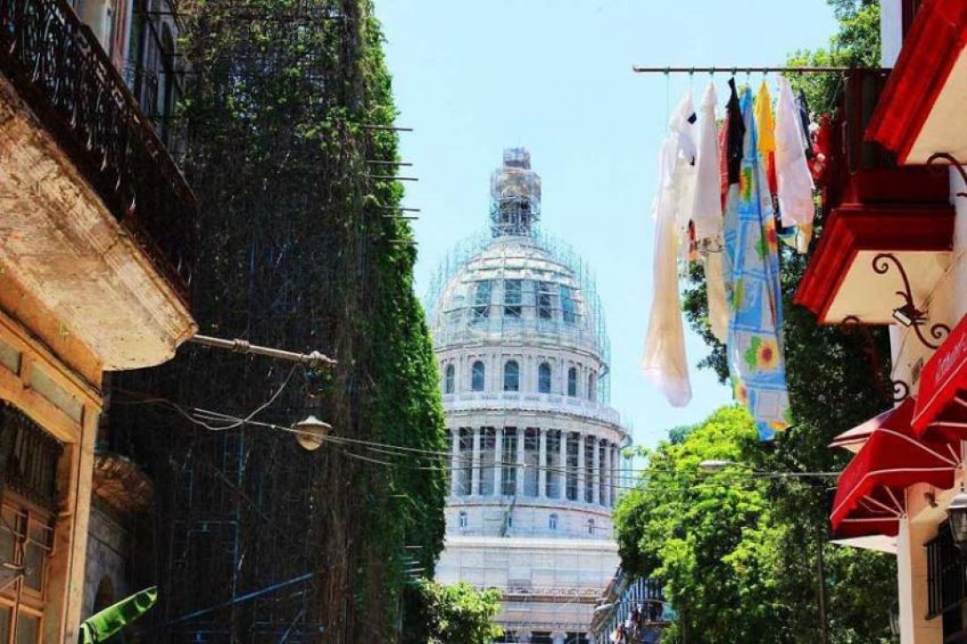 Capitolio de La Habana y tendedera de ropa. Foto: Francis Sánchez