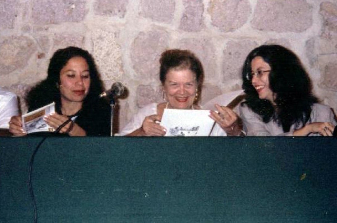 Poetas cubanas Ileana Álvarez, Carilda Oliver y Liudmila Quincoses, México, 1999