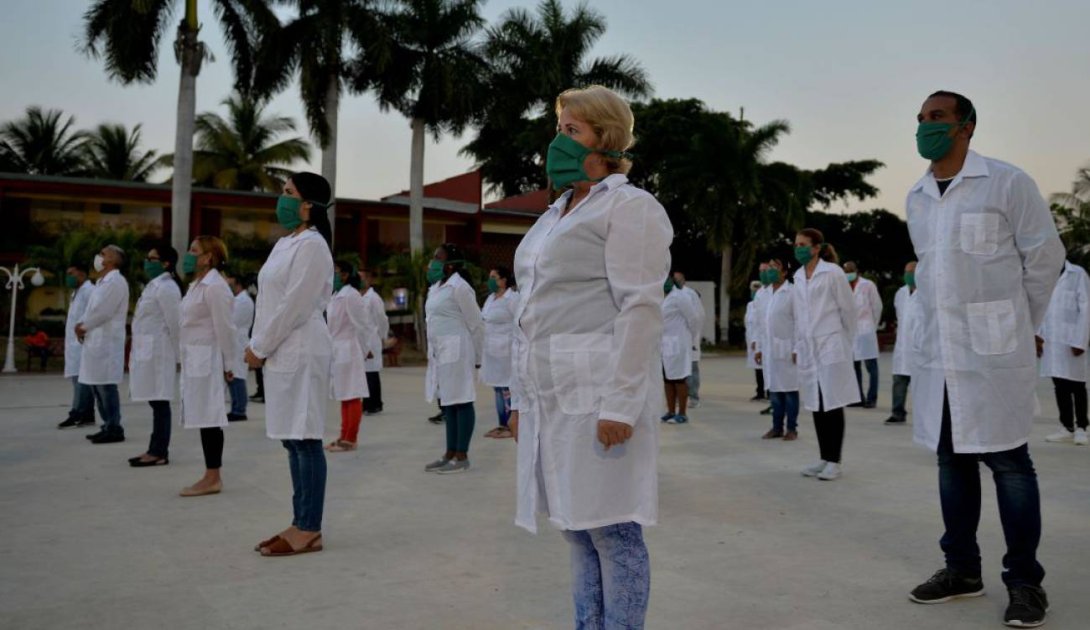 Médicos cubanos arriban a México por la pandemia de Covid-19.
