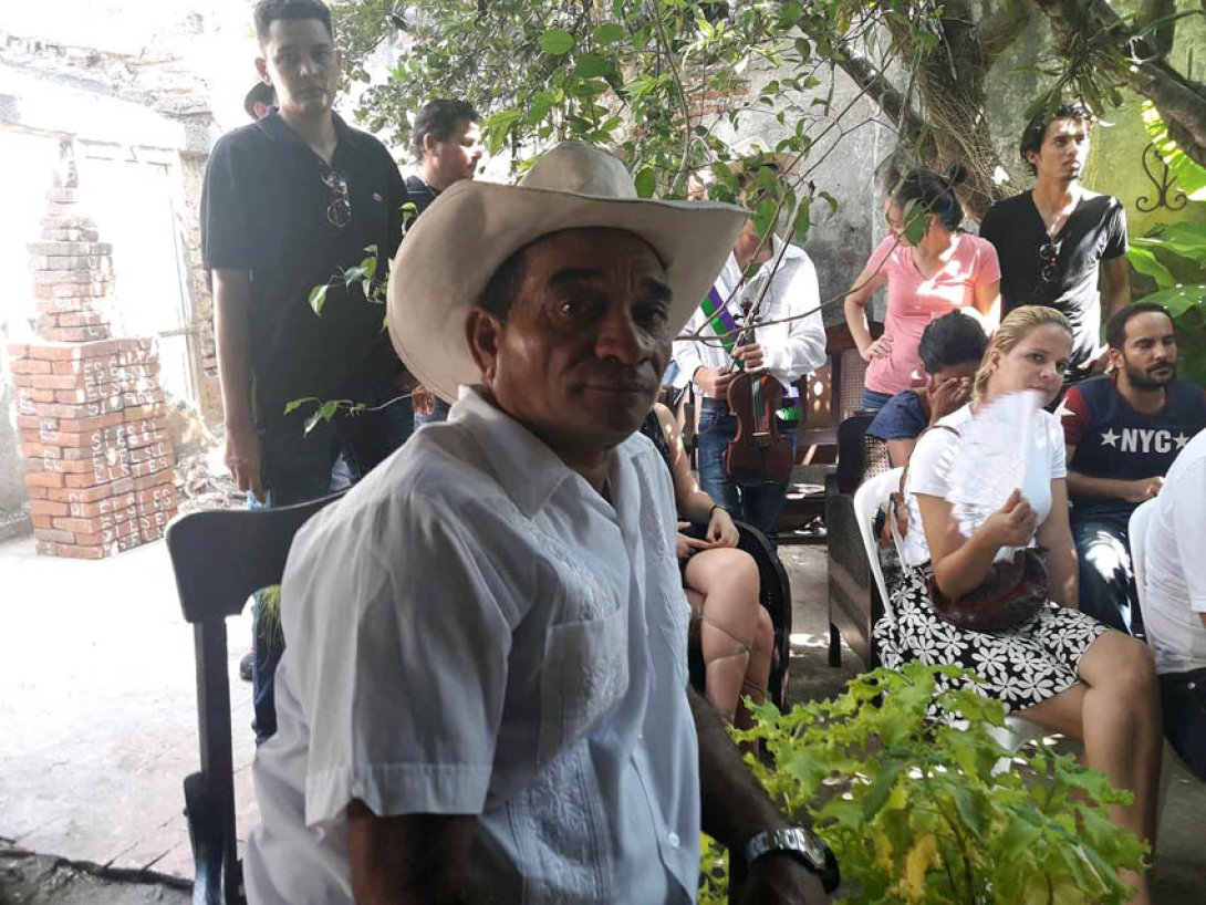 Ociel en la tertulia de homenaje a Guillén Landrián en casa de Rafael Almanza, Camagüey, Cuba