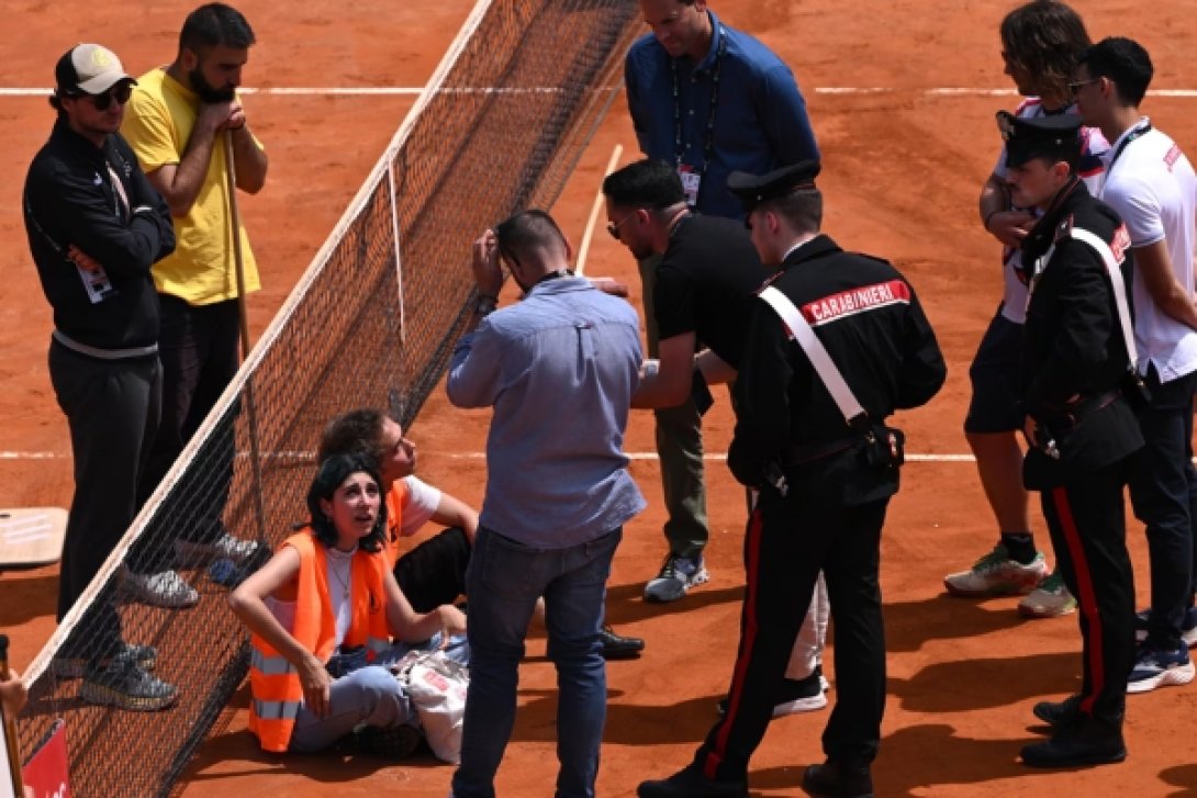 Activistas medioambientales interrumpen un partido de tenis en Italia.
