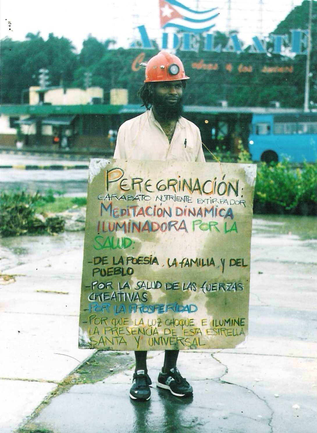 Amaury Pacheco con un cartel