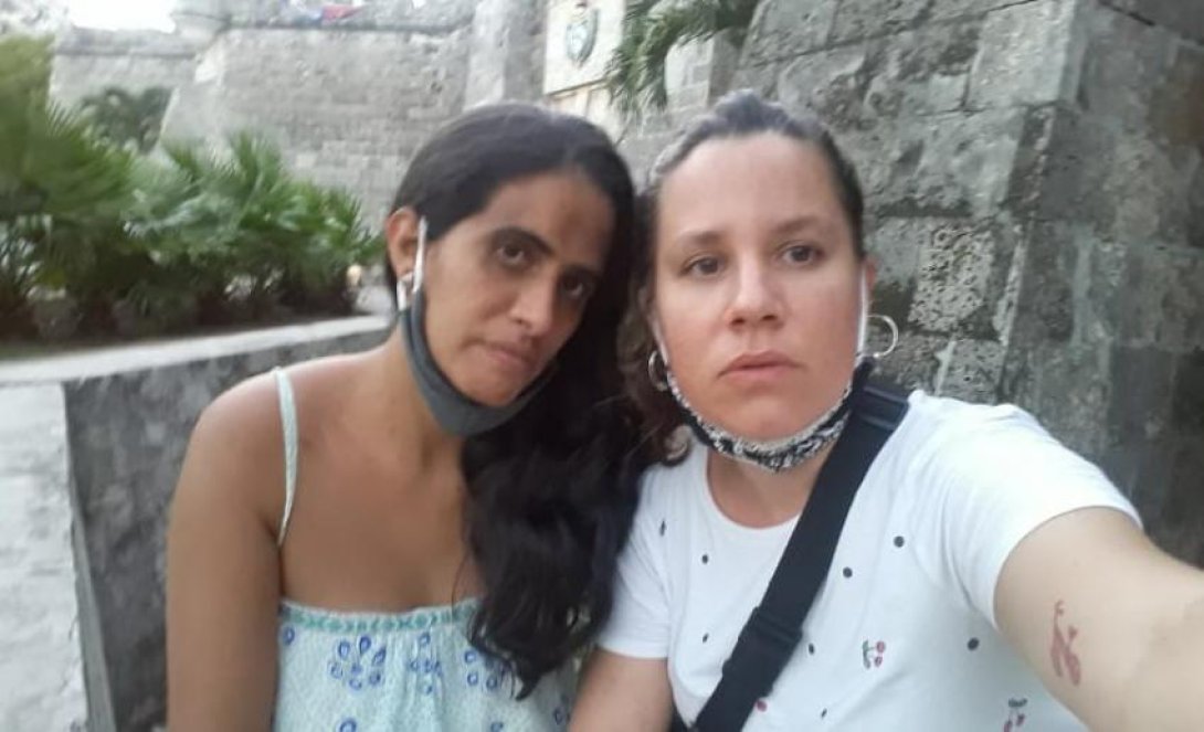 Anamely Ramos y Katherine Bisquet, jóvenes artivistas cubanas detenidas e interrogadas por la Seguridad del Estado.