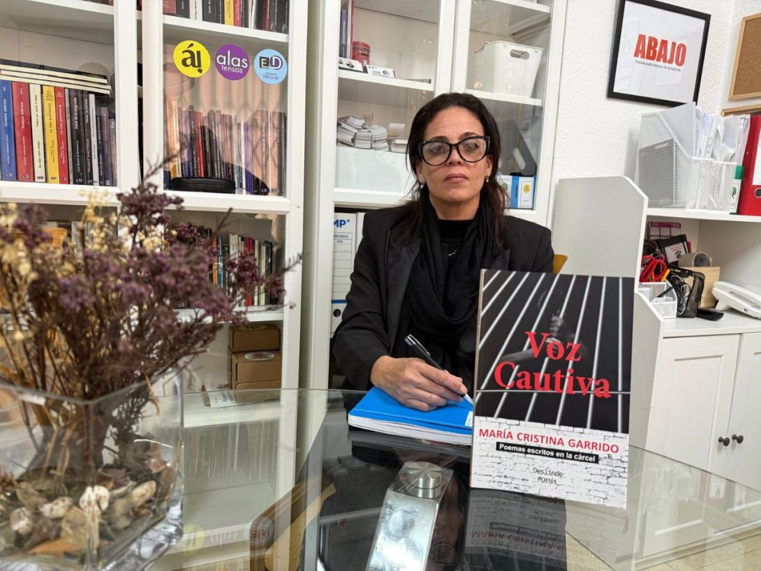 Angélica Garrido, expresa política, junto al poemario "Voz cautiva", de su hermana María Cristina Garrido.